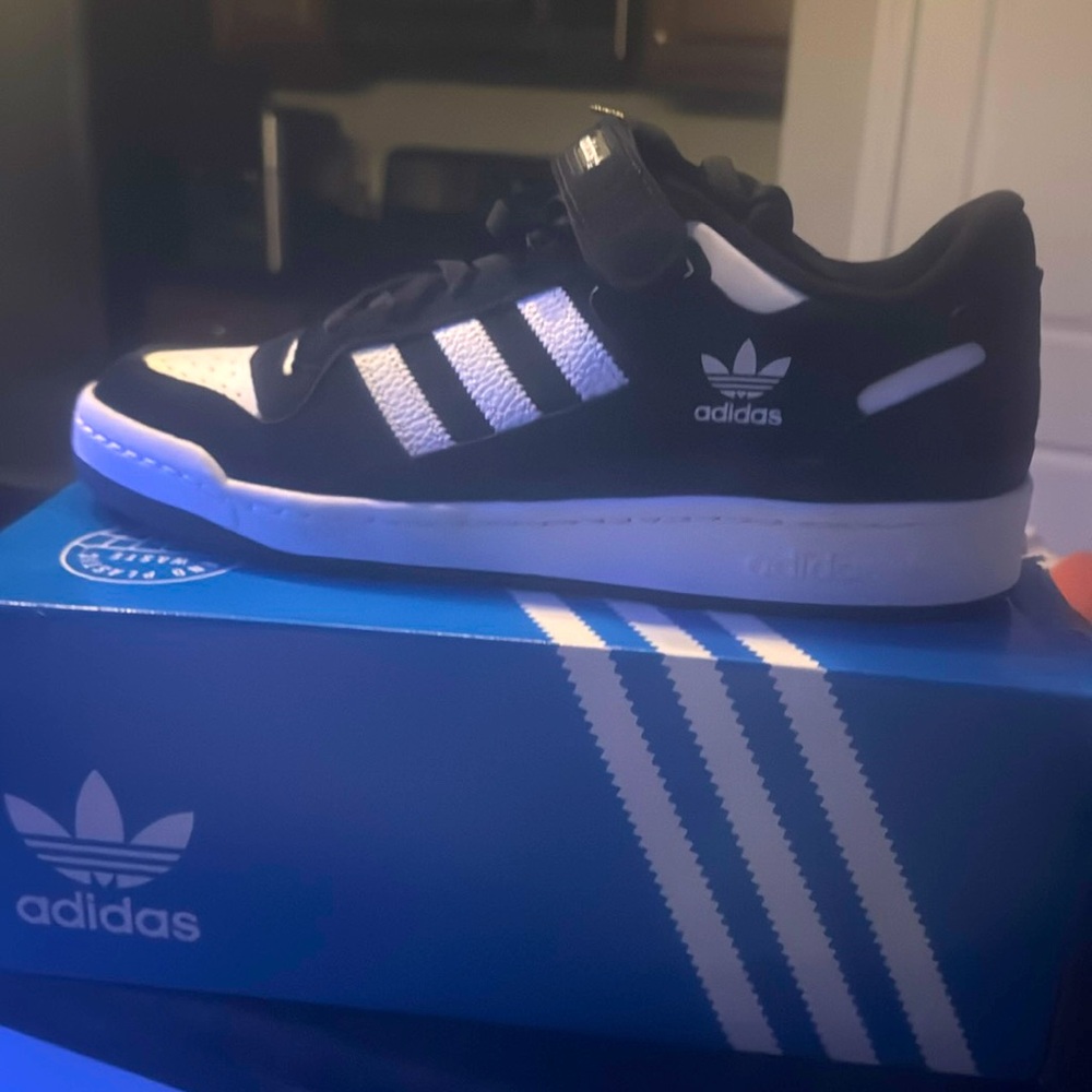 Size 11 men’s adidas forum low